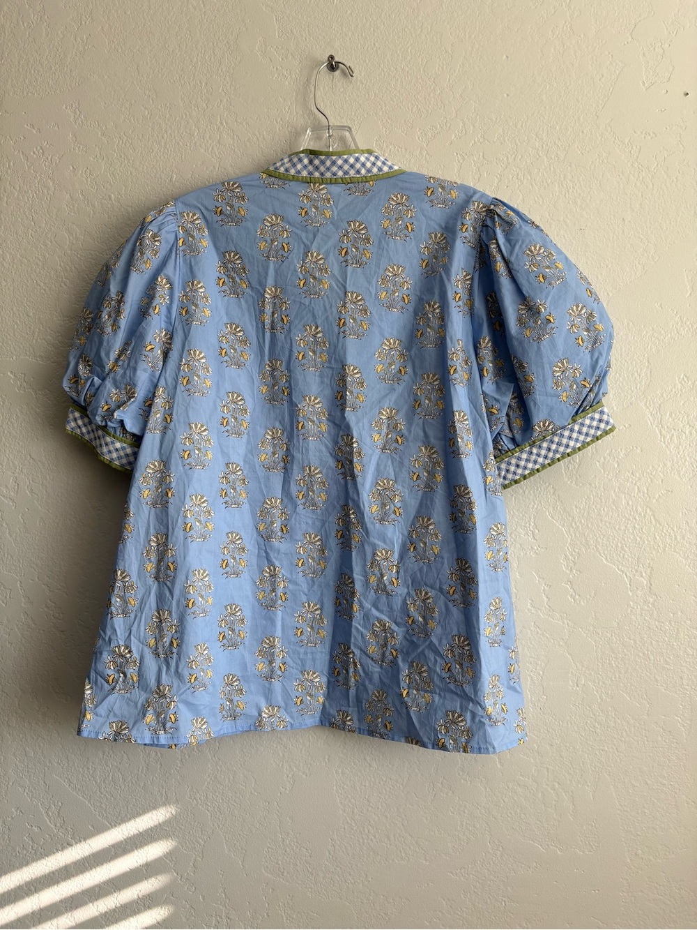 ❤️NEW entro Light Blue Floral Button-Front Puff Sleeve blouse with Green Trim - Picture 6 of 9
